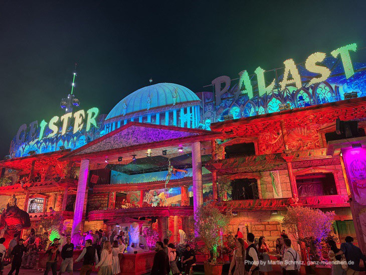 Geisterpalast Großgeisterbahn von Andreas Kunz n der Nacht  (Wiesnneuheit 2017) (©Foto: Martin Schmitz)